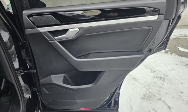 Мініатюра 43 Volkswagen Touareg 2019