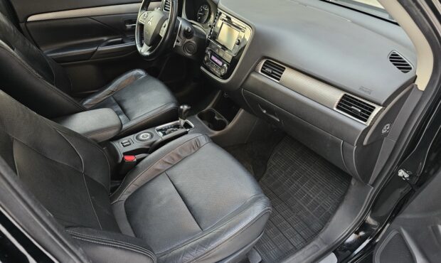 Миниатюра 42 Mitsubishi Outlander 2013