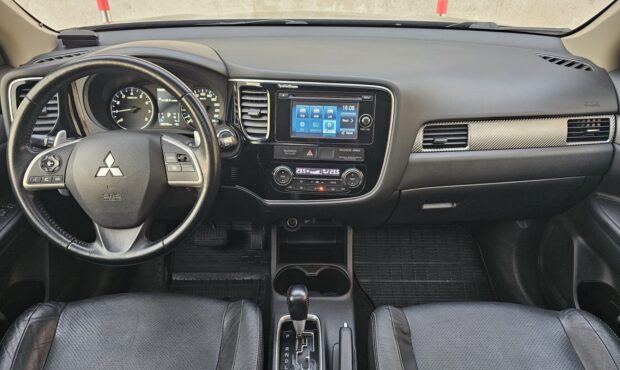 Миниатюра 48 Mitsubishi Outlander 2013