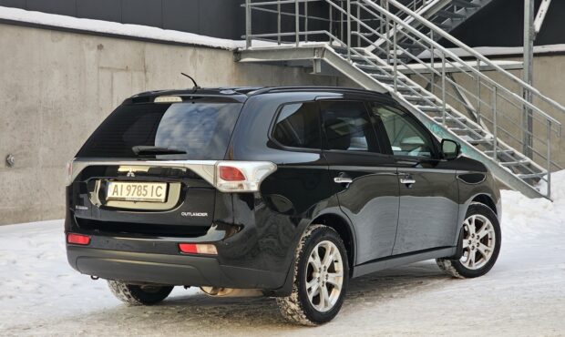 Миниатюра 5 Mitsubishi Outlander 2013