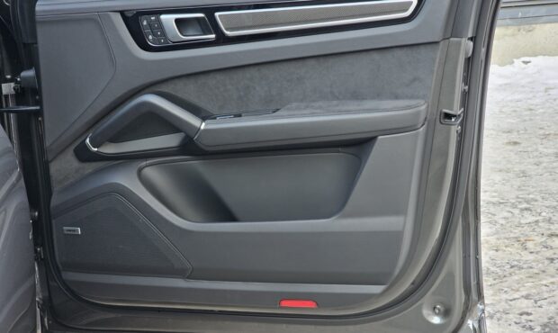 Мініатюра 66 Porsche Cayenne Coupe GTS