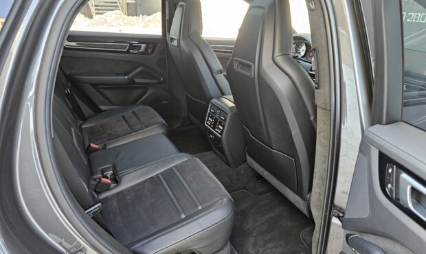 Мініатюра 70 Porsche Cayenne Coupe GTS