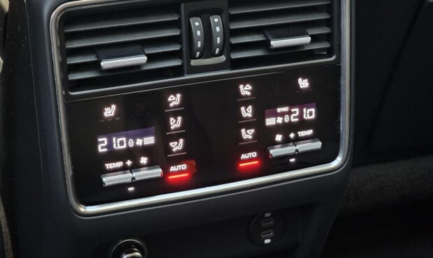 Мініатюра 73 Porsche Cayenne Coupe GTS