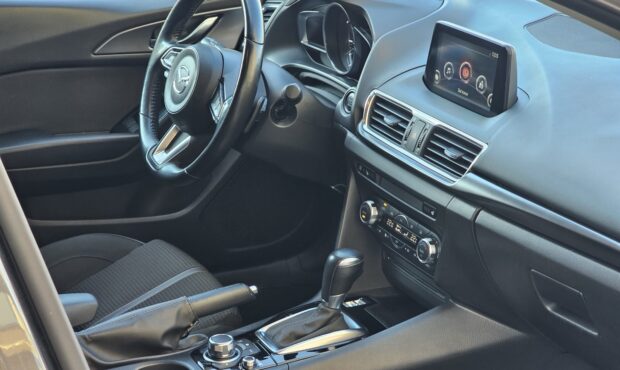 Миниатюра 33 Mazda 3 2.0 2017 Official