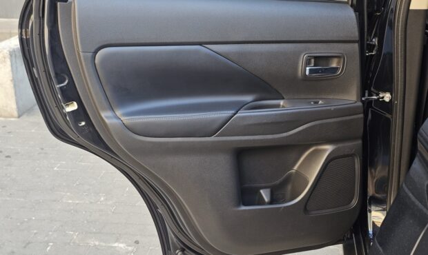 Миниатюра 42 Mitsubishi Outlander 2019